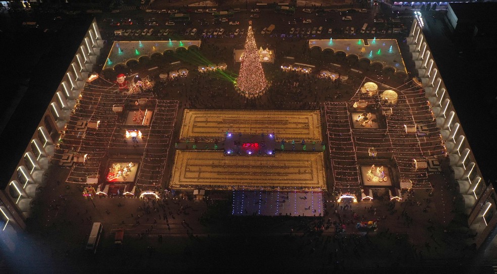 Praça central Ala-Too na véspera de Natal, em Bishkek, no Quirguistão — Foto: AFP/ Vyacheslav Oseledko