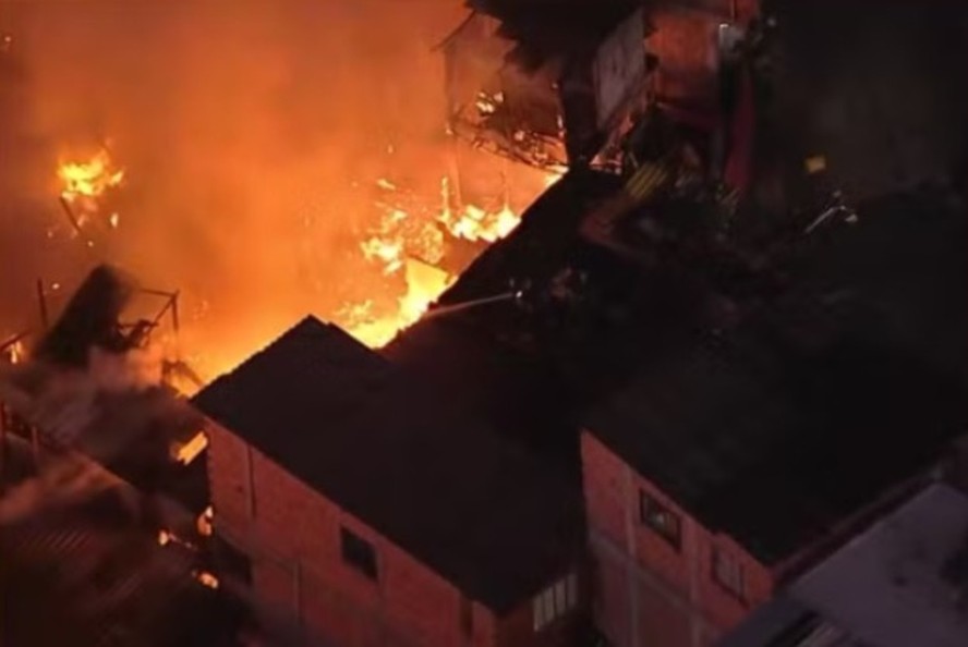 Inc&ecirc;ndio atinge Parais&oacute;polis, em SP, e destr&oacute;i ao menos dez moradias