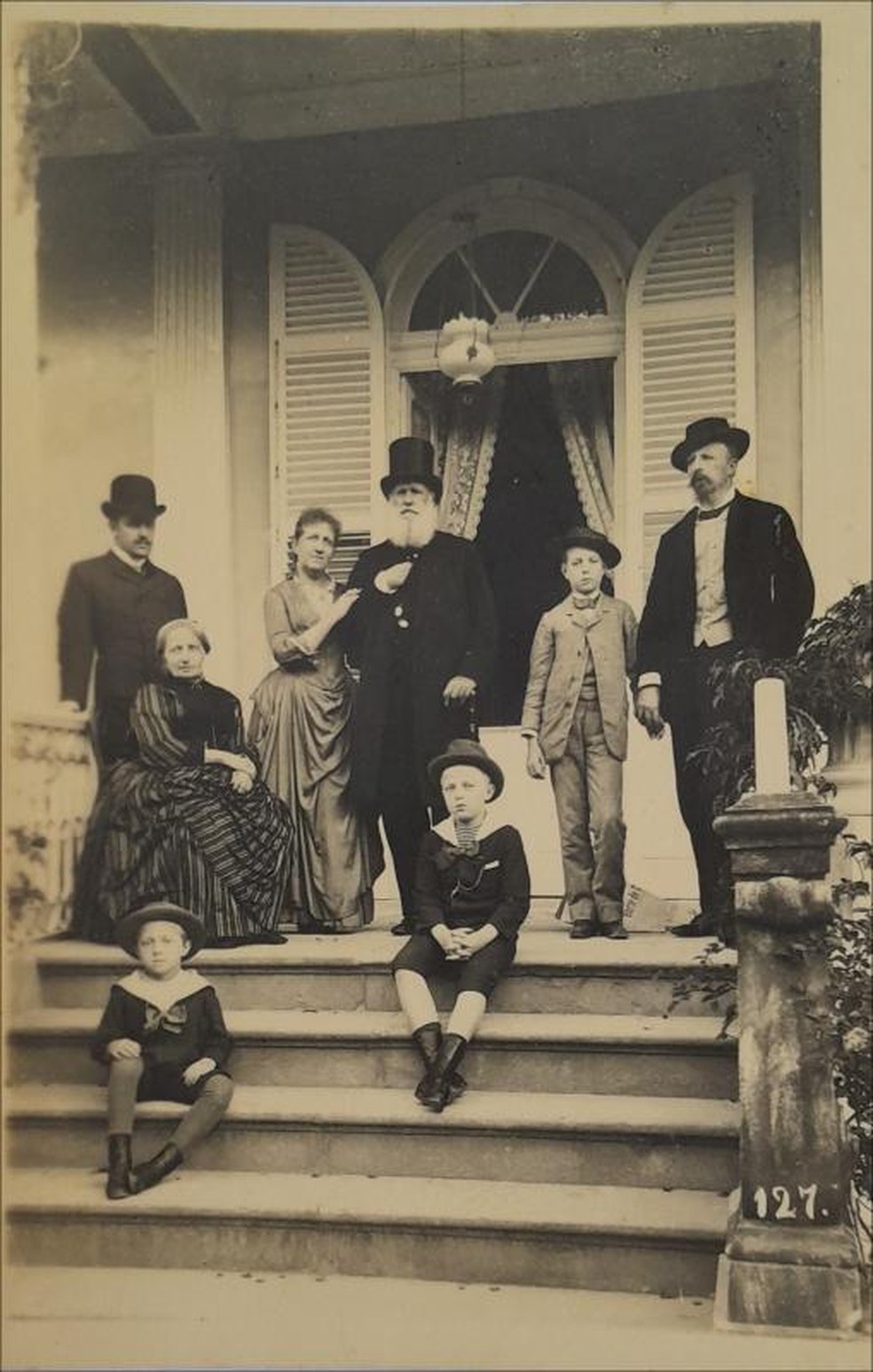 D. Pedro II (ao centro, com a mão no peito) no Palácio Isabel (atual Grão-Pará), em Petrópolis. Foto de Otto Hees — Foto: Reprodução/ Museu Histórico Nacional