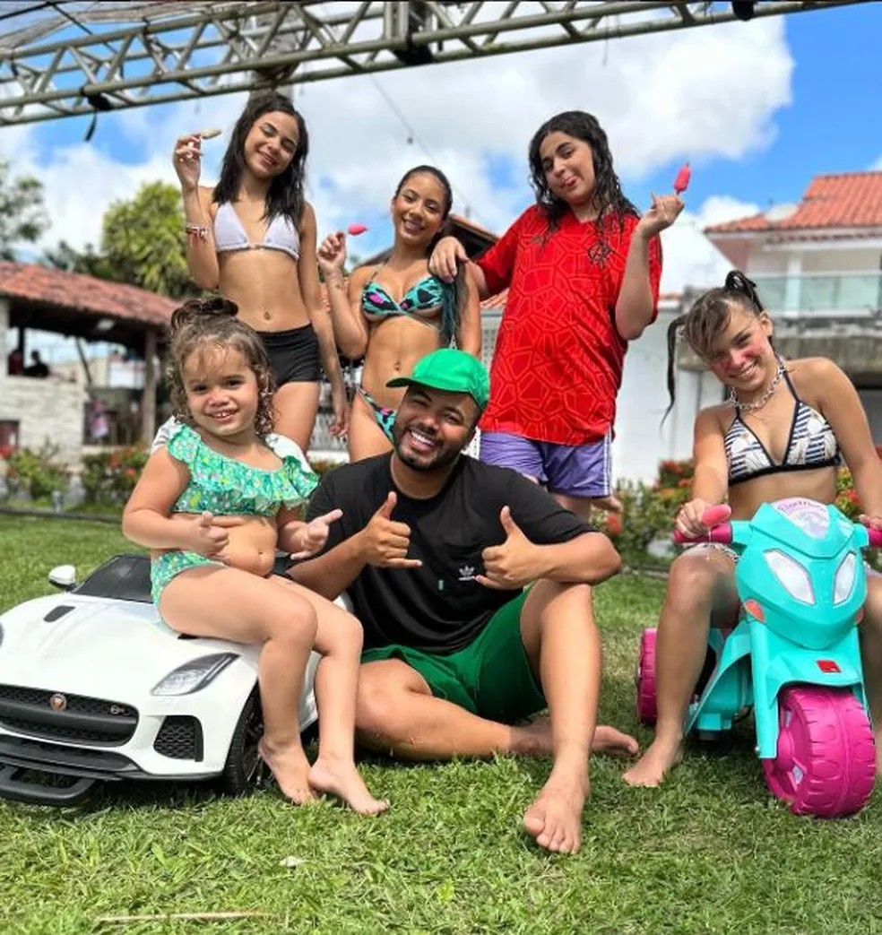 Hytalo Santos e as menores de idade que chamava de 'crias' — Foto: Reprodução
