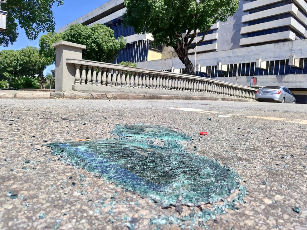 Pedaços de vidro na pista da Presidente Vargas — Foto: Carmélio Dias/Agência O Globo