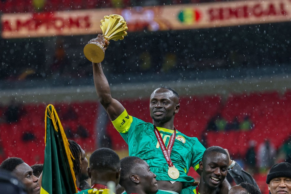 Sadio Mané ergue a taça do título da Copa Africana de Nações por Senegal — Foto: FRANCK FIFE / AFP
