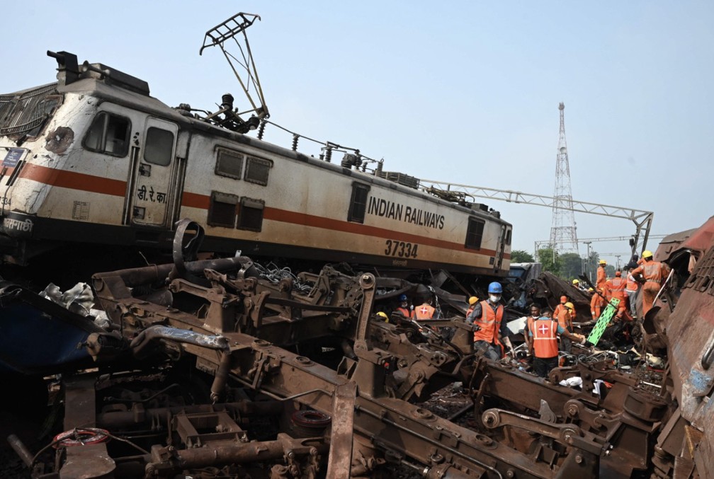Local do maior acidente ferroviário da Índia dos últimos 20 anos, no estado oriental de Odisha, Índia. — Foto: DIBYANGSHU SARKAR / AFP