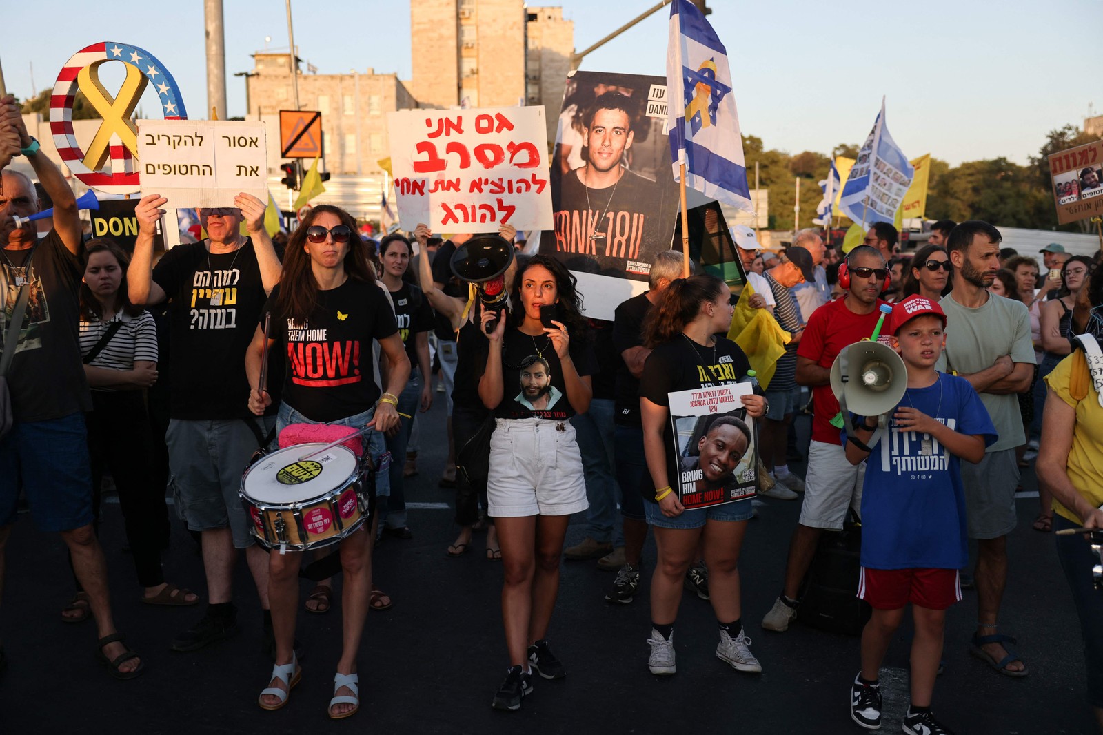 Manifesto Erguem bandeiras E Fotos Durante protests against Diante da Sede do dopremiêem Jerusalém, Em 7 De Agosto de 2025, Pedindo alibertação dereféns Israelenses Mantidos Mantidos Mantidos Em Gaza - Foto: Ahmad Gharabli / af afppi / af afp afp afp afp afp afp afp afp afp afp afp afp afp afp afp afp afp afp afp afp afp afp afp afp afp afp afp afp afp afp afp