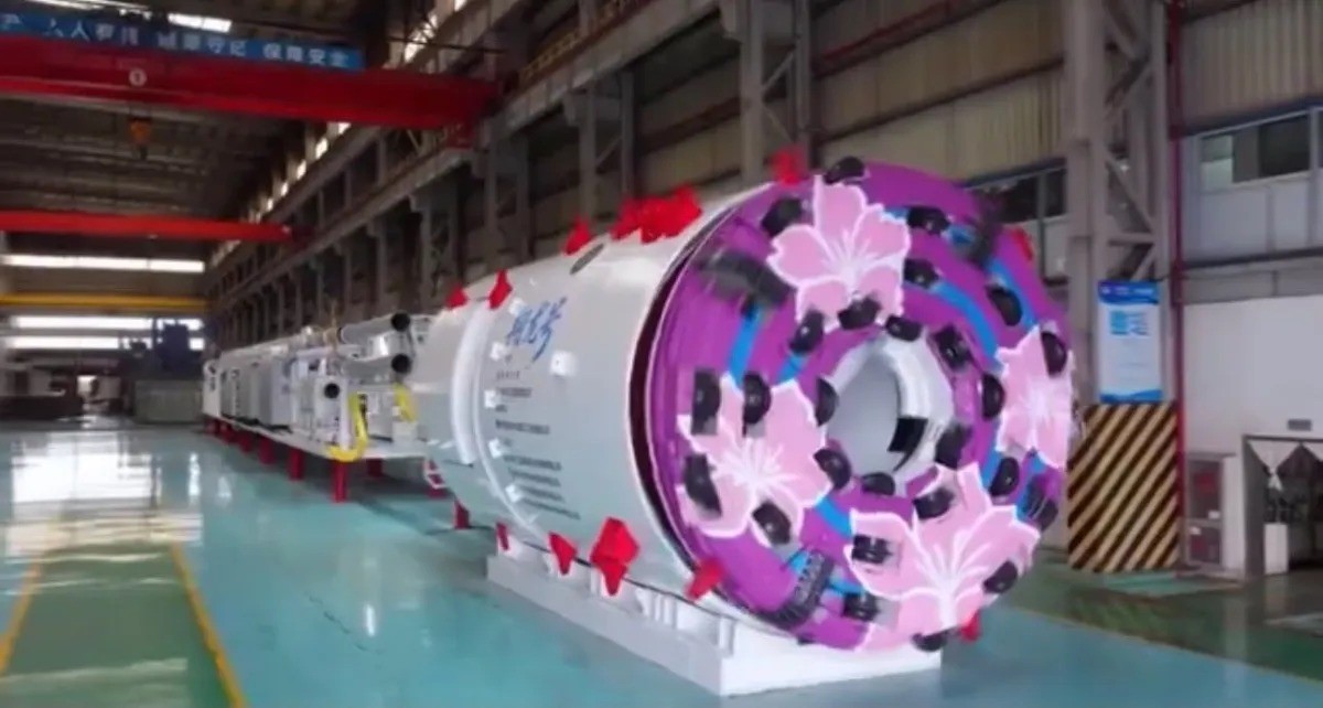 China apresenta primeira máquina do mundo que une perfuração e detonação para escavar túneis; entenda