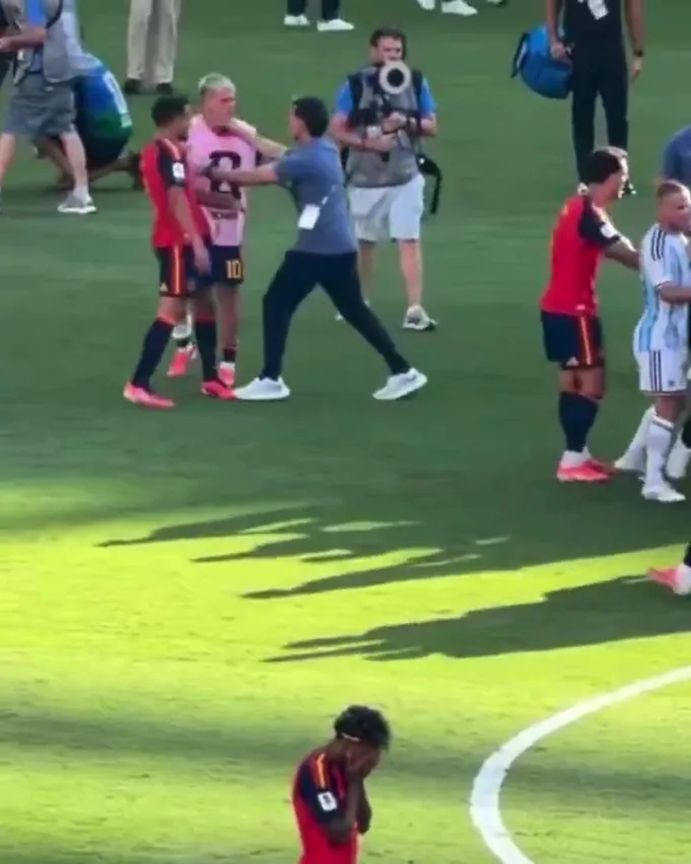 Auxiliar de Scaloni é acusado de agredir Dani Olmo após final da Copa — Foto: Reprodução/X