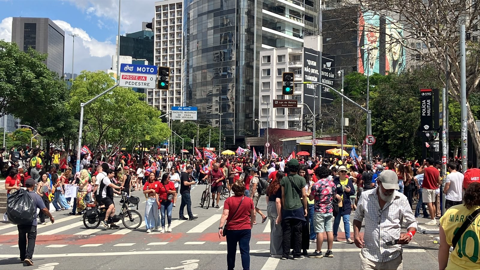 PT aposta em atos descentralizados pela democracia com Emicida em SP e Caetano Veloso no Rio; Flávio Bolsonaro lota Avenida Paulista