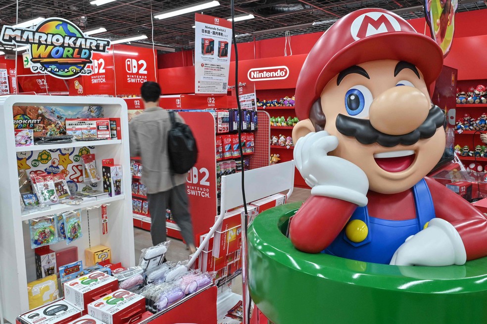 Exposição do Super Mario em uma loja de eletrônicos na popular área de compras de Akihabara, no centro de Tóquio — Foto: Richard A. Brooks / AFP