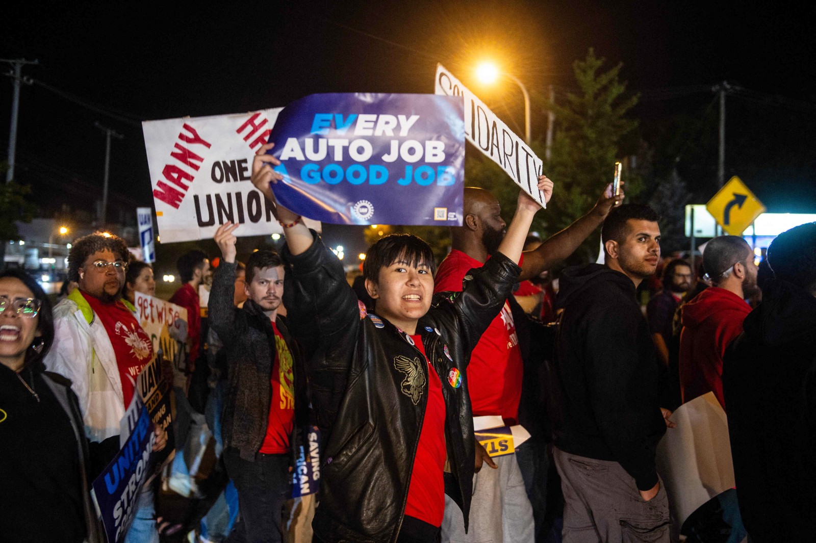 O sindicato dos trabalhadores automotivos dos EUA anunciou o início de uma greve em três fábricas da Ford, GM e Stellantis pouco depois da meia-noite de quinta-feira, quando expirou o prazo para chegar a um acordo com os empregadores sobre um novo contrato. — Foto: Matthew Hatcher/AFP