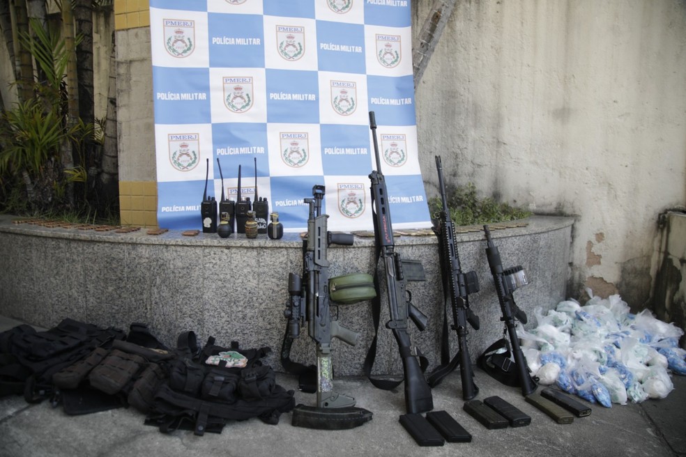 Durante operação no Morro do Dendê, na Ilha do Governador, polícia apreendeu fuzis, granadas, dinheiro e drogas com suspeitos — Foto: Fabiano Rocha / Agência O Globo