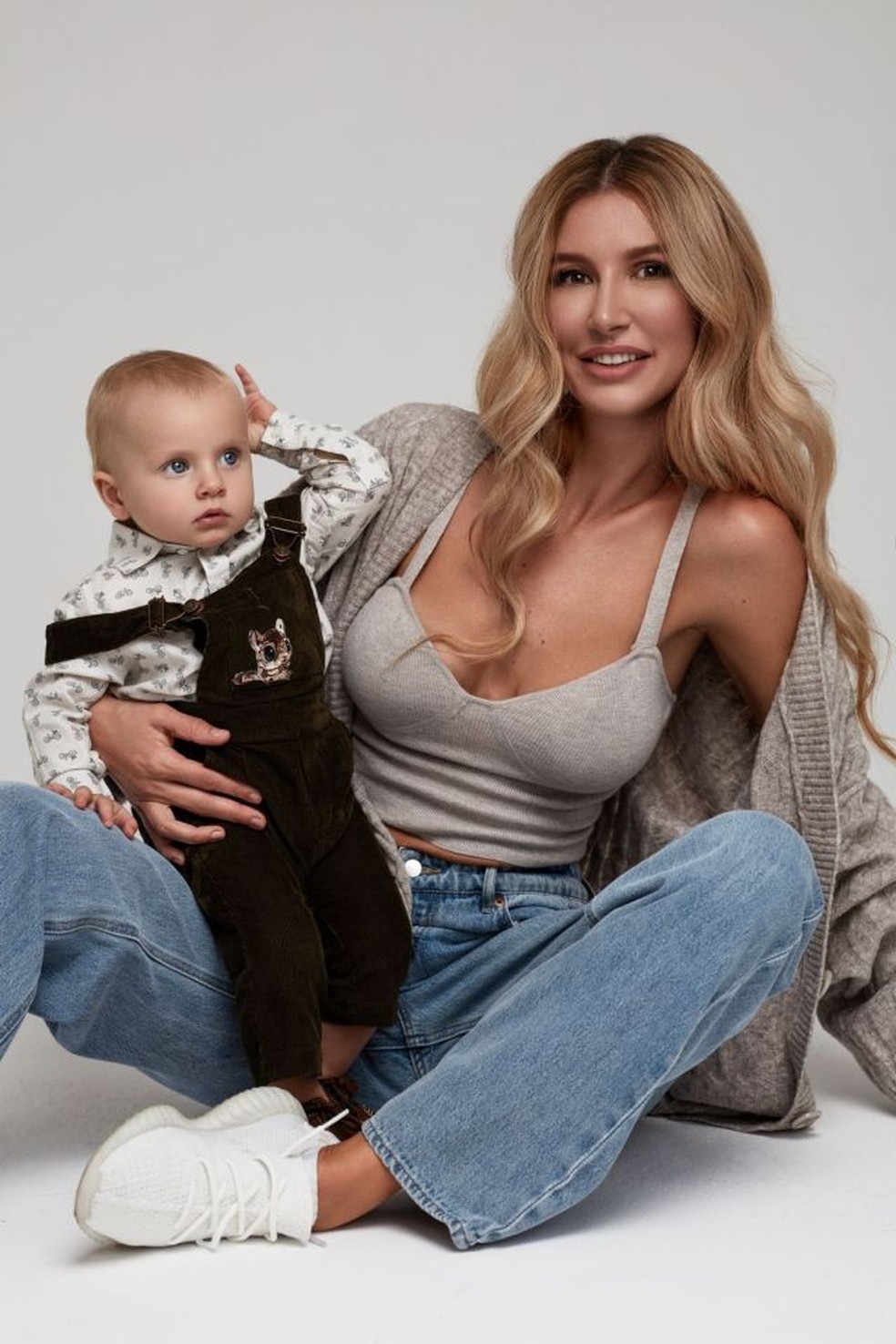 A modelo e um de seus três filhos, antes do atentado — Foto: Reprodução / Daily Mail