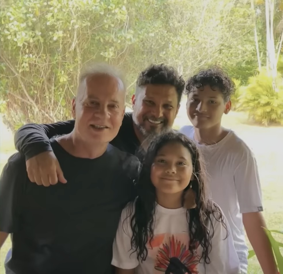 Luiz Fernando Guimarães com os filhos e o marido — Foto: Reprodução/Youtube