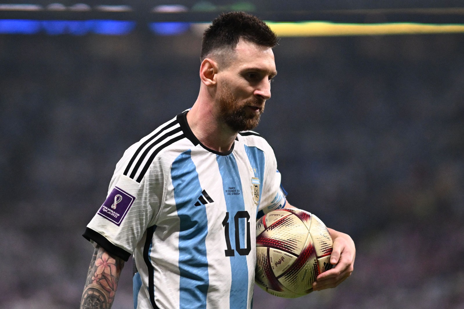 Messi antes de cobrar na disputa de pênaltis que decidiu a final da Copa do Catar — Foto:  Kirill KUDRYAVTSEV / AFP