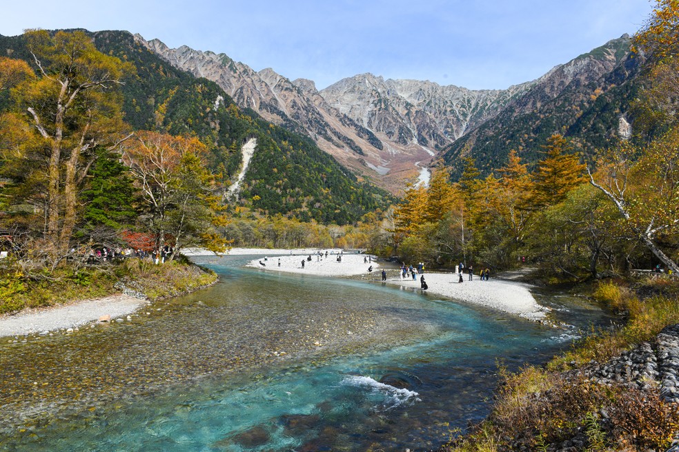 Vista a partir da ponte Kappa-bashi bridge, que cruza o Rio Azusa em Kamikochi, no Japão — Foto: Noriko Hayashi/The New York Times