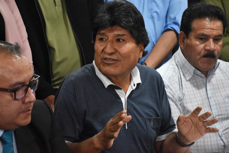 Ex-presidente da Bolívia Evo Morales (centro) concede entrevista coletiva em Cochabamba, Bolívia
