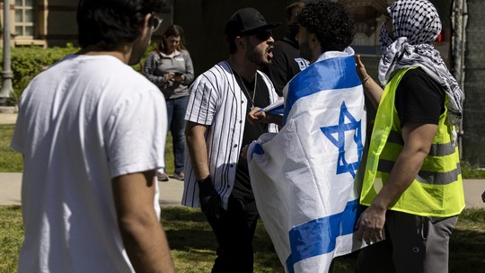 Manifestantes pró-Israel e Palestina entram em 'confronto físico' em universidade nos EUA: 'Desolada com a violência'