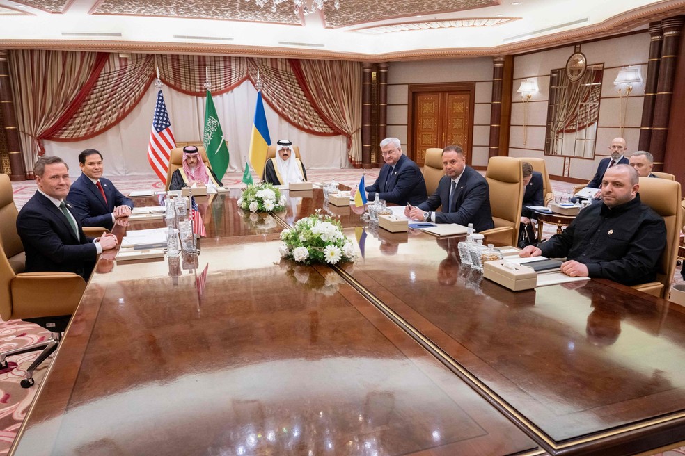 Delegações de EUA e Ucrânia reunidas em Jeddah, na Arábia Saudita — Foto: Saul Loeb/AFP
