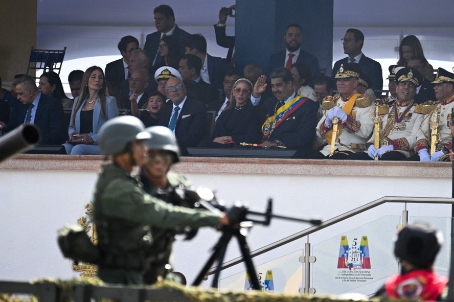 Nicolas Maduro e Vladimir Padrino assistem desfile militar em comemoração ao 213º aniversário da independência da Venezuela em Caracas