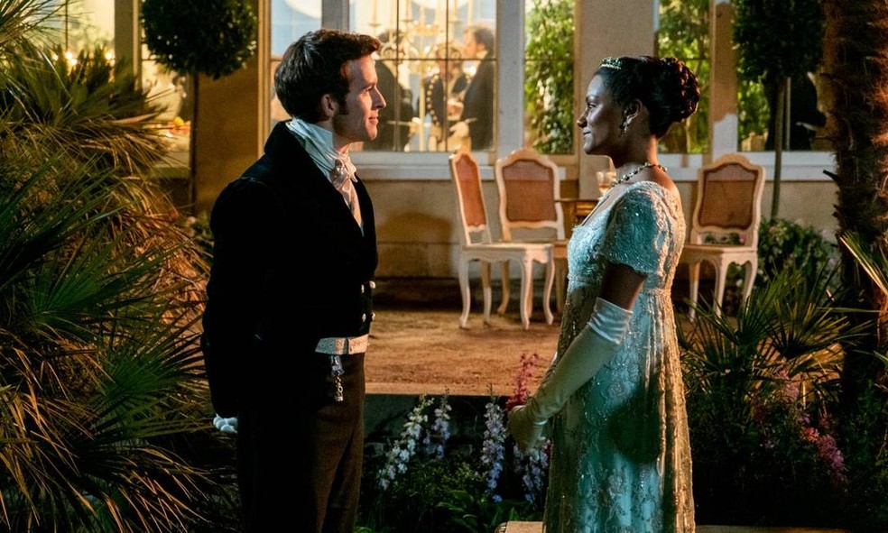 Jonathan Bailey como Anthony e Simone Ashley como Kate Sharma em 'Bridgerton' — Foto: Divulgação