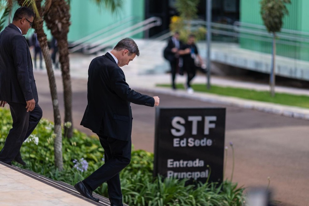 O ministro André Mendonça deixa a sede do Supremio Tribunal Federal — Foto: Brenno Carvalho