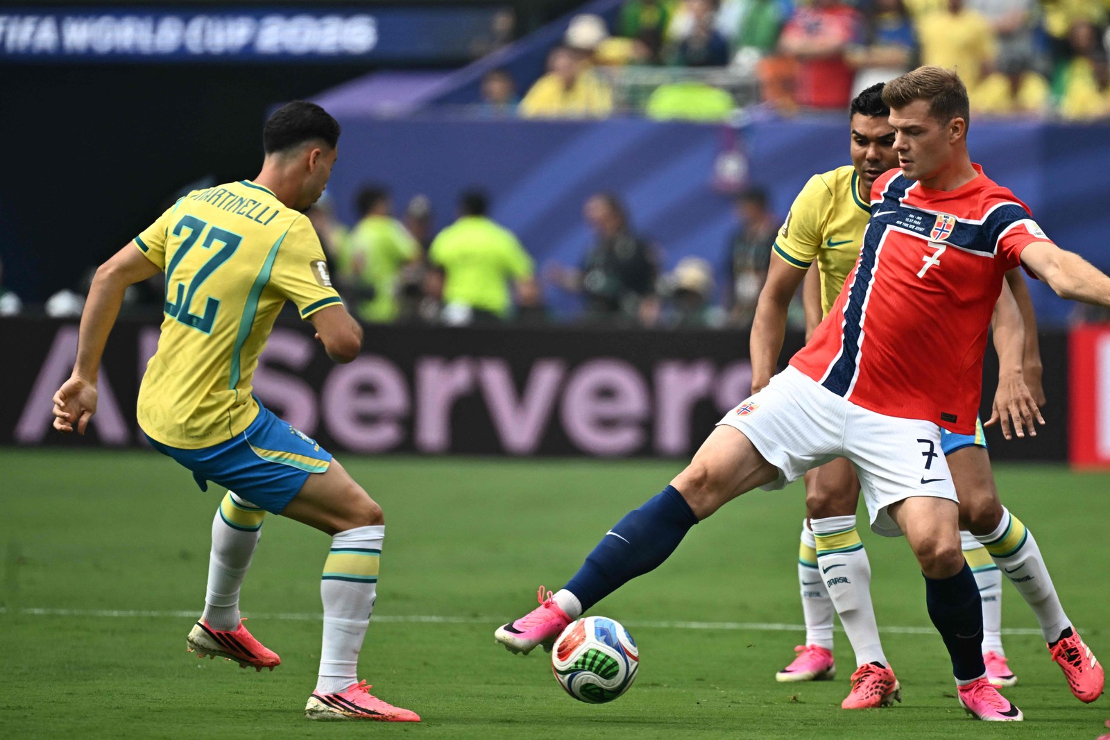 Alexander Sorloth controla a bola em disputa com Gabriel Martinelli — Foto: Jewel SAMAD / AFP