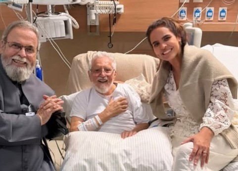 Aos 90 anos, Carlos Alberto de Nóbrega recebe Padre Antônio Vieira no hospital após cirurgia cardíaca; entenda