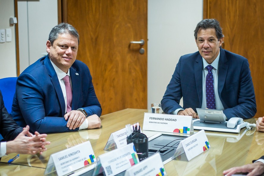 O governador de São Paulo, Tarcísio de Freitas (à esquerda), e o ministro Fernando Haddad se reúnem para debater possíveis alterações na Reforma Tributária