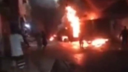 Caveirão da PM pega fogo após ataque com coquetel molotov; veja vídeo