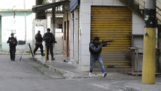 Civil and military police operation in the Israeli compound, in the northern area of ​​Rio — Photo: Domingos Peixoto / Agência O Globo