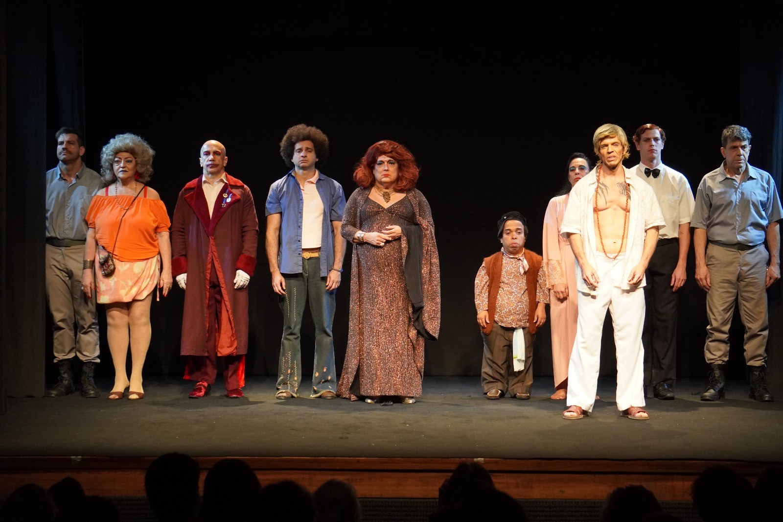 Em cartaz no Teatro Glauce Rocha, “Lábios que Beijei” acompanha a chegada de Aguinaldo Silva ao Rio durante a ditadura