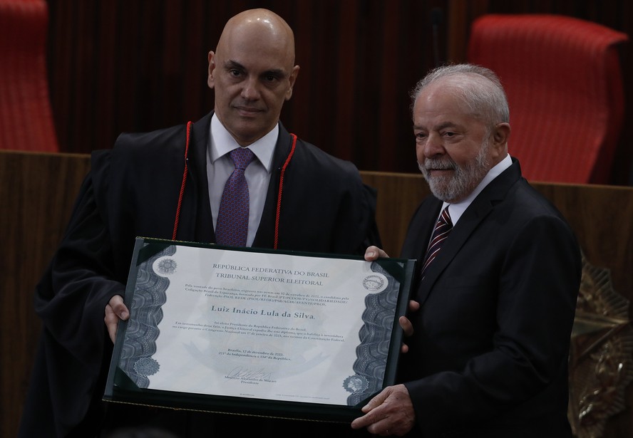 O presidente do TSE, Alexandre de Moraes, entrega diploma ao presidente eleito Lula