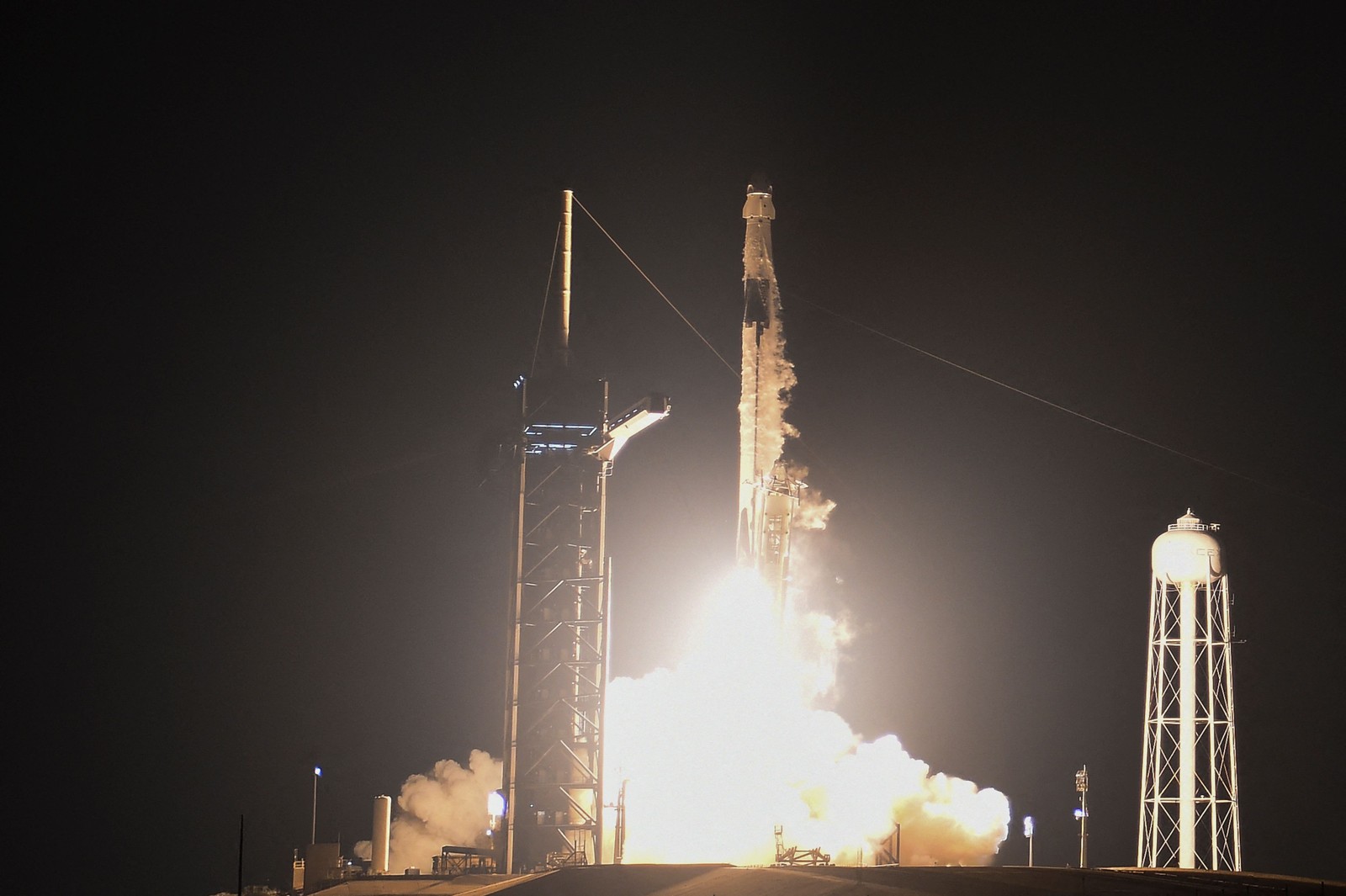 Sexta missão da espaçonave SpaceX é lançada de Cabo Canaveral, Flórida. Missão é parte de rodízio da equipe da Estação Espacial Intgernacional — Foto: CHANDAN KHANNA/AFP