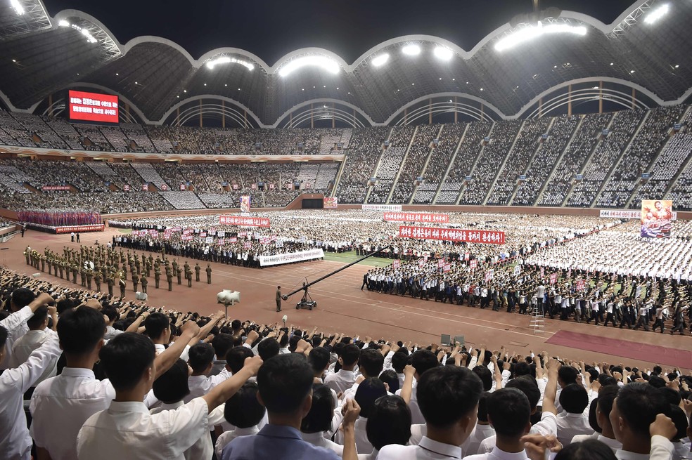 Norte-coreanos participam de evento promovido pelo governo no aniversário de 74 anos do início da Guerra da Coreia 