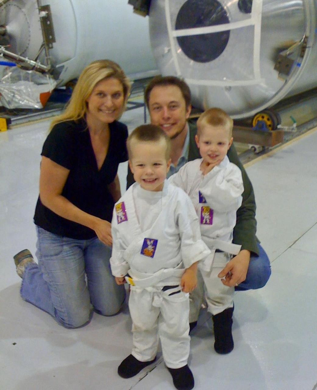 A mãe do bilionário Elon Musk, Maye, de 75 anos, publicou uma foto em que aparece o empresário acompanhado da irmã, Tosca Musk, e dos filhos dele — Foto: Reprodução