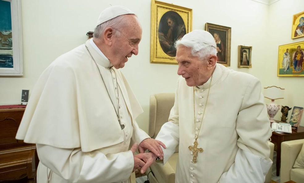 Francisco e Bento XVI conversam durante encontro no Vaticano, em dezembro de 2018  — Foto: Vatican Media/AFP