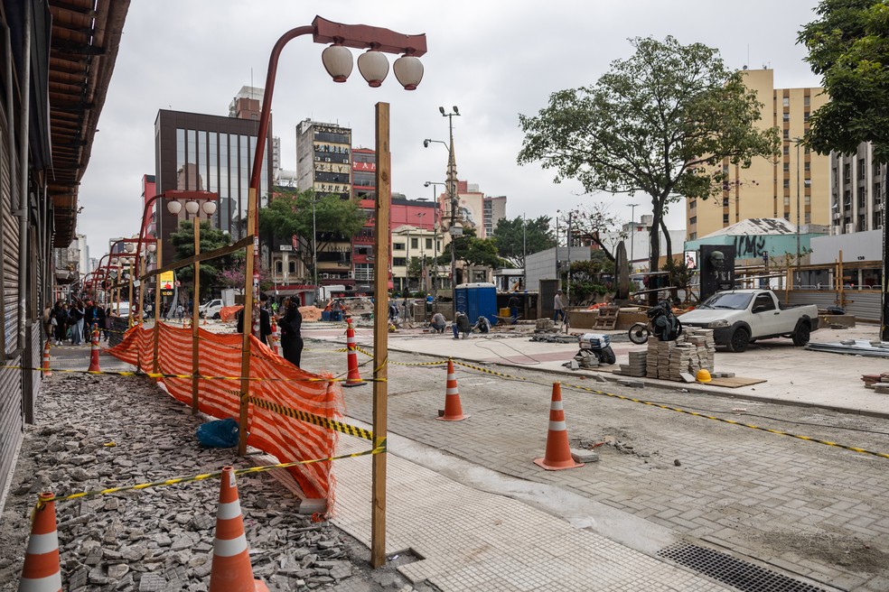 Na Praça da Liberdade-África-Japão, novo acesso de veículos na Avenida da Liberdade terá mosaico original preservado nos novos ladrilhos do piso — Foto: Maria Isabel/O Globo