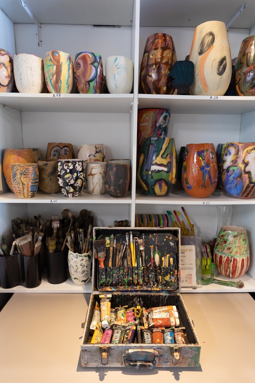 Detalhes de tintas e pincéis e cerâmicas feitas pela viúva, Laïs Granato, e pintadas por Ivald — Foto: Edilson Dantas