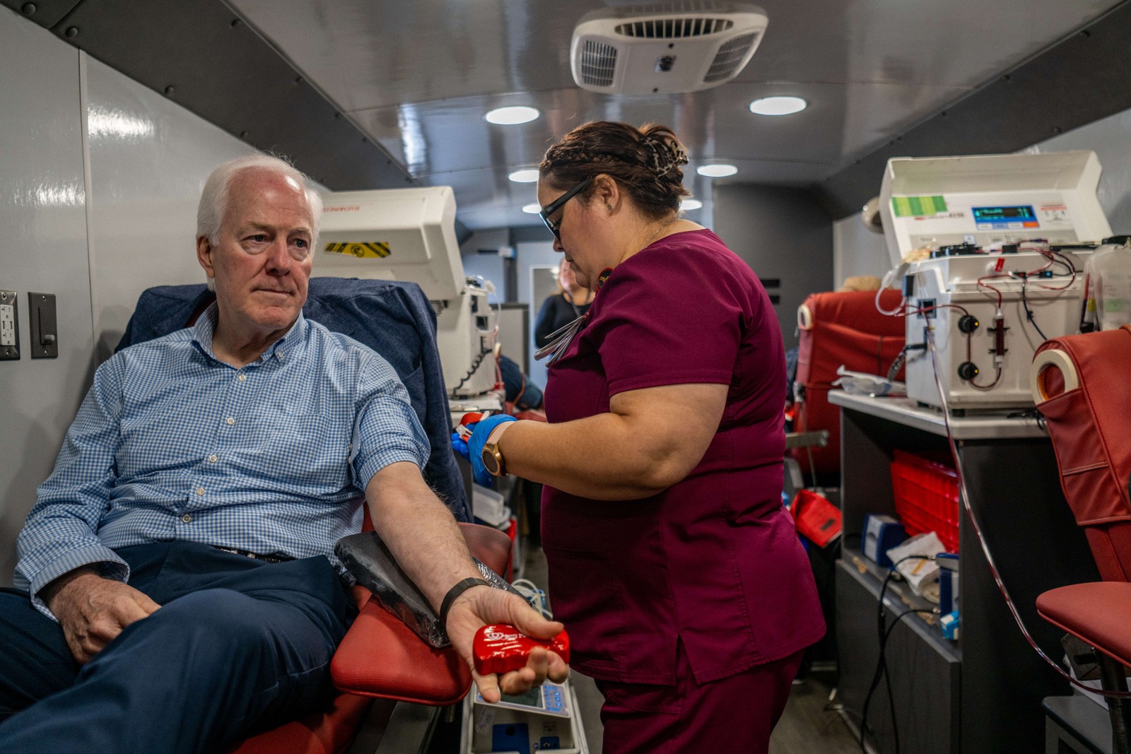 O senador do Texas John Cornyn doa sangue na unidade de sangue de emergência do South Texas Blood Bank, ara as vítimas do ataque na escola de Uvalde — Foto: Brandon Bell / AFP