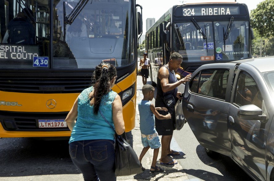 Passageiros deixam a Central do Brasil em carros de aplicativos