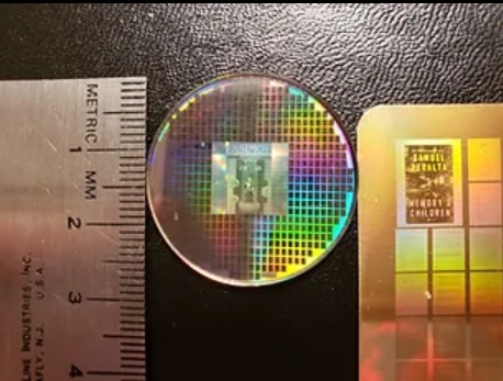 Tecnologia NanoFiche à base de níquel (o disco, ao centro) é usada nas cápsulas do tempo Neon e Polaris do Lunar Codex — Foto: Site Lunar Codex