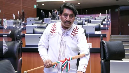 Sacrifício de uma galinha no Senado provoca escândalo no México