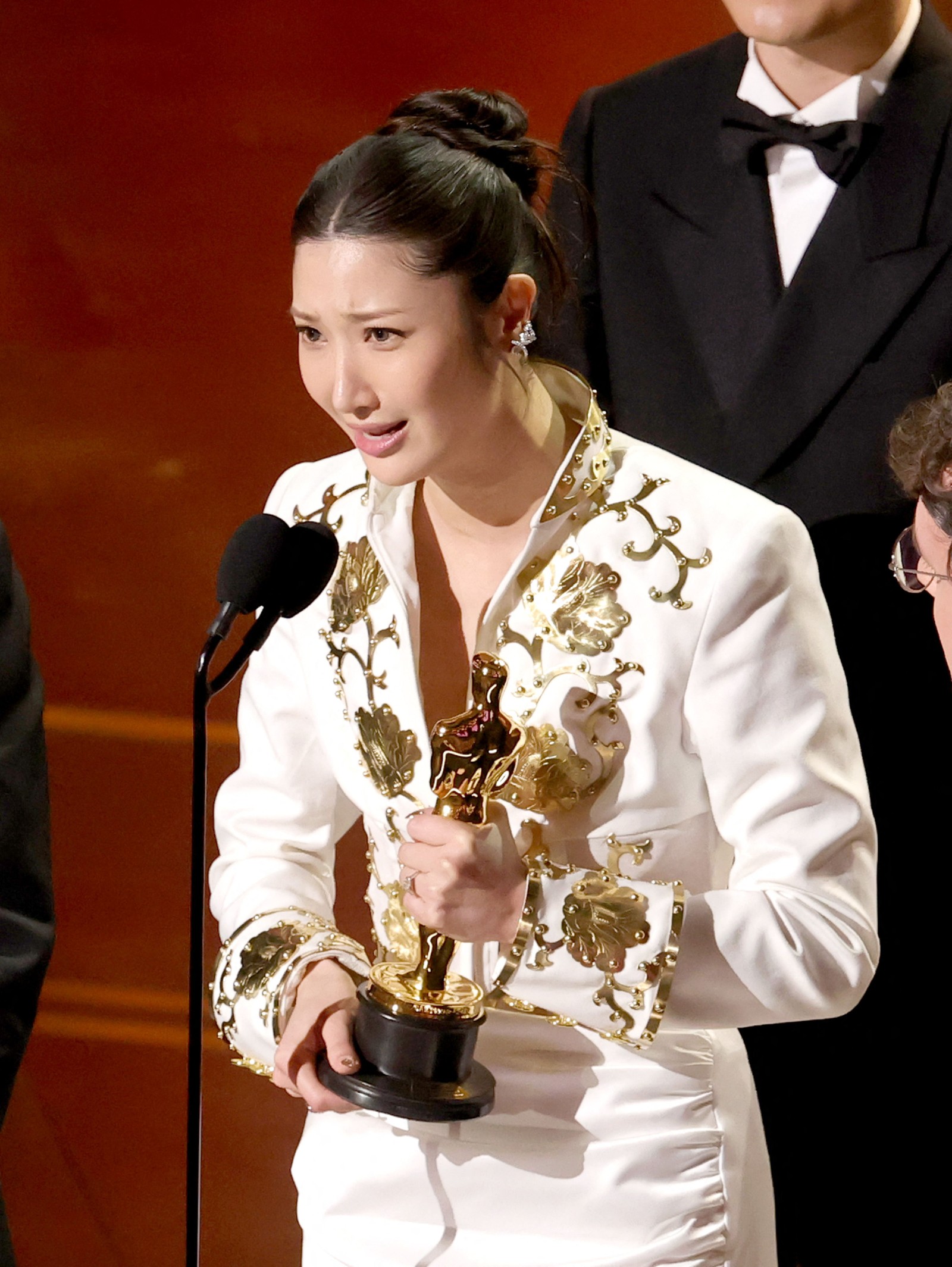 EJAE aceita o prêmio de Melhor Canção Original por "Golden" em "KPop Demon Hunters". — Foto: KEVIN WINTER