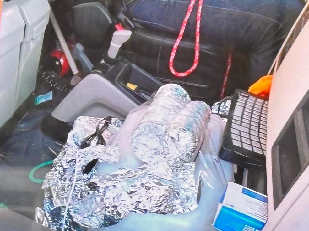 A suspicious item wrapped in aluminum foil was found inside the cabin of the truck. The location was isolated for bomb squad operations — Photo: Reproduction
