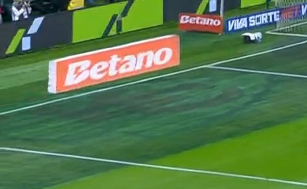 Marcas da nfl em gramado da neoquímica arena em jogo do corinthians - foto: repredução