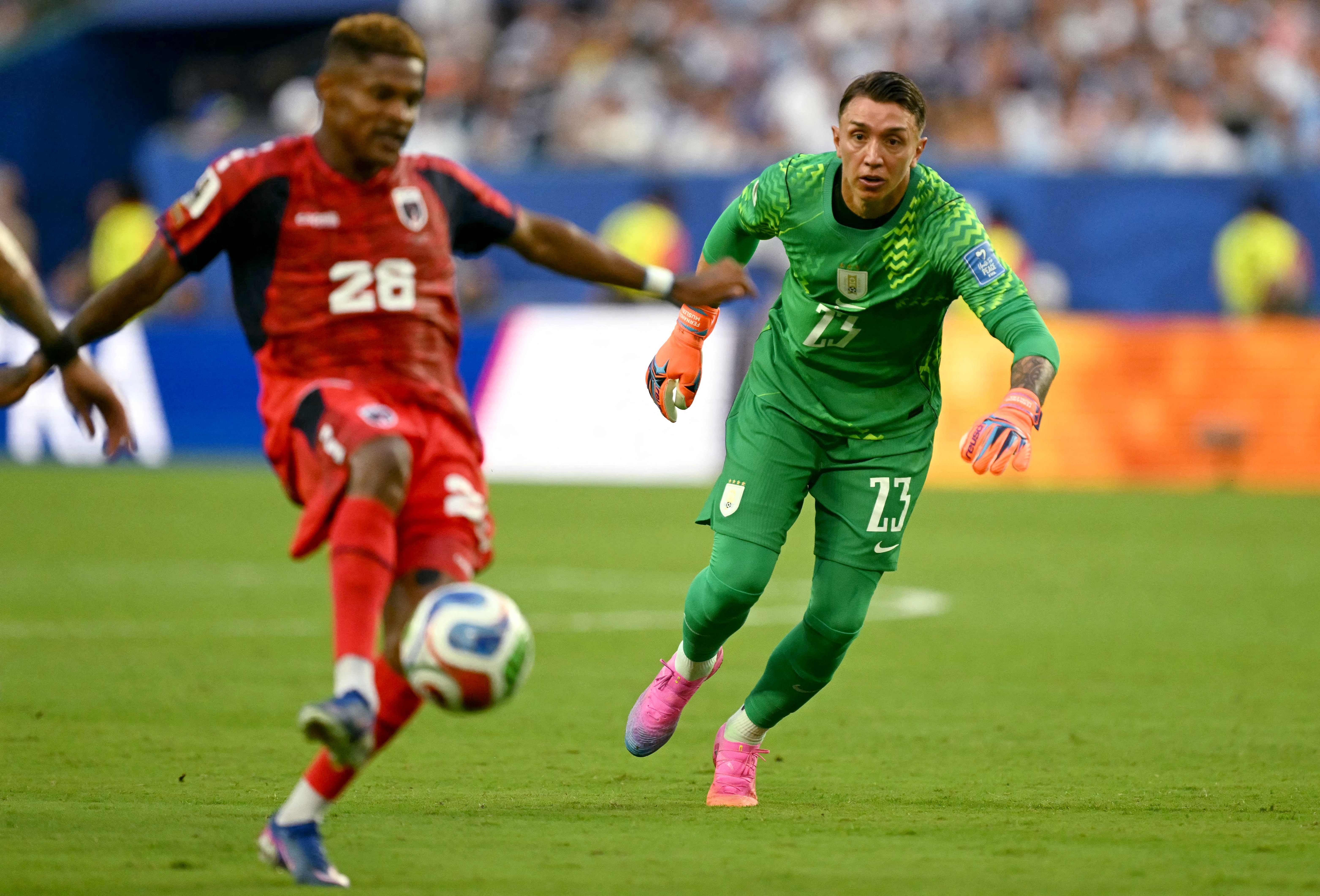 Muslera vira alvo da imprensa uruguaia após tropeço contra Cabo Verde: 'Tudo volta à estaca zero'