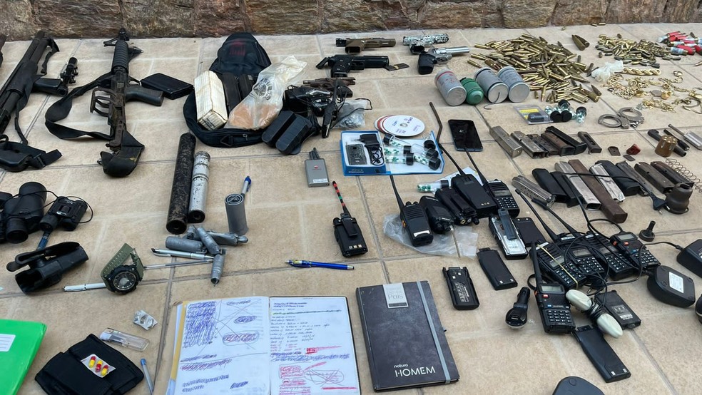 Armamento encontrado na casa do PM Antônio Alves Santos — Foto: Divulgação
