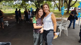 Malu Araújo, 11 anos, e a mãe, Juliana Araújo, na UBS 2 da Asa Norte, no primeiro dia de vacinação contra dengue — Foto: Karolini Bandeira/ O Globo