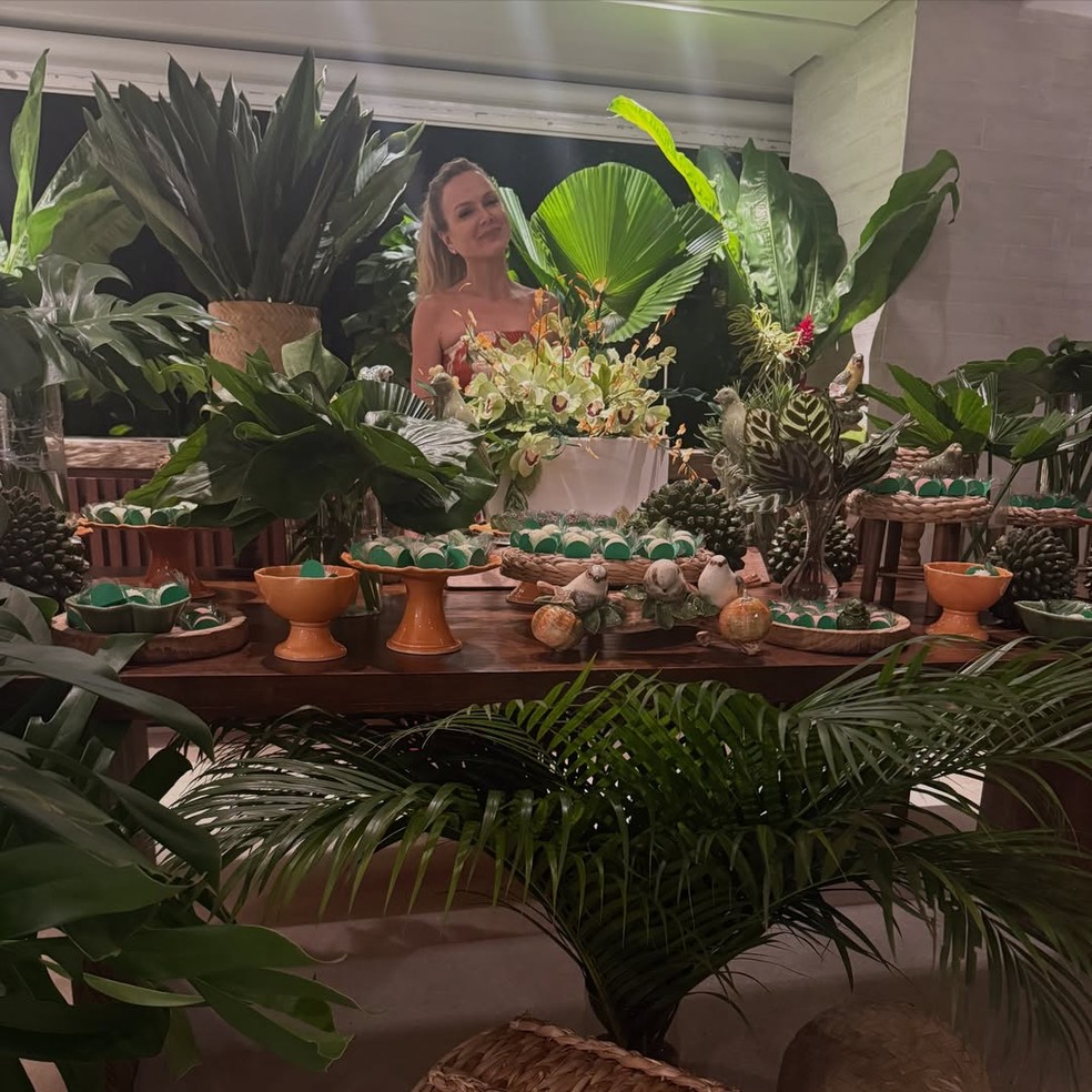 Bolo estiloso de Eliana chamou atenção nas redes e fãs se encantaram com cada detalhe — Foto: Reprodução Instagram