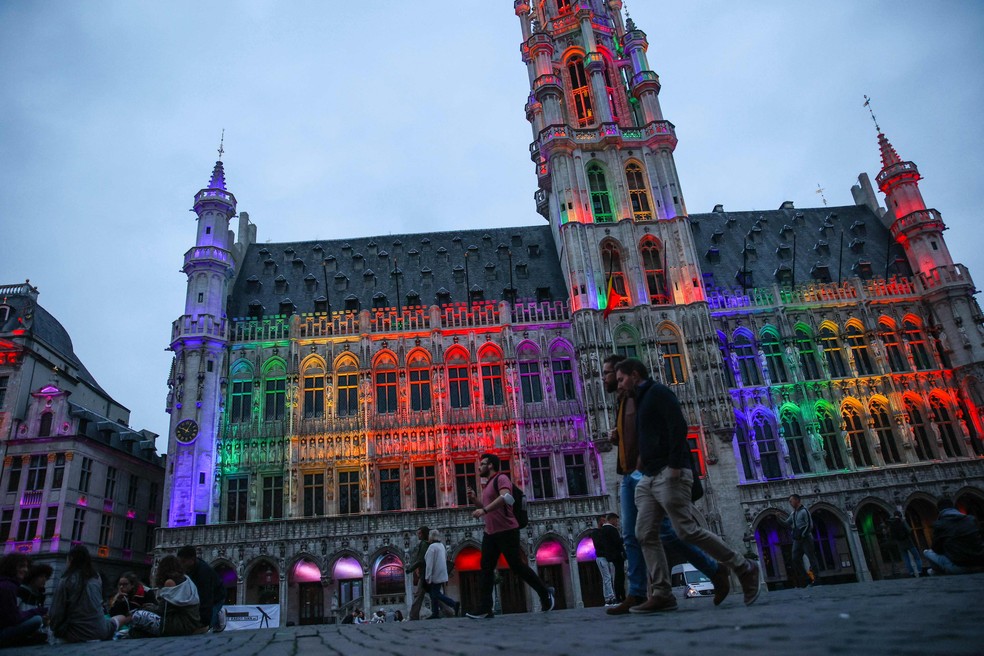 Prédio iluminado em Bruxelas, capital da Bélgica e da União Europeia  — Foto: Aris Oikonomou / AFP