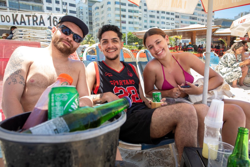 Desavisados. Turistas paulistas, Everton, Cauêt e Maria Eduarda consumiam garrafas de cerveja de vidro em Copa — Foto: Ana Branco / Agência O Globo